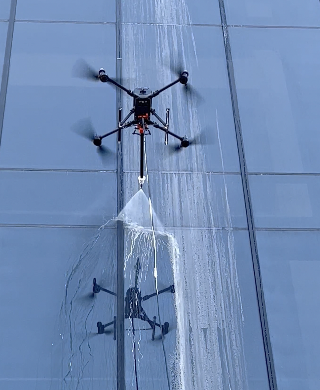 Nettoyage par drone de l'extérieur d'un bâtiment vitré